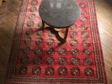 un tapis sur lequel est posée une table