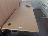 une photo d'un bureau sur lequel se trouvent deux ordinateurs