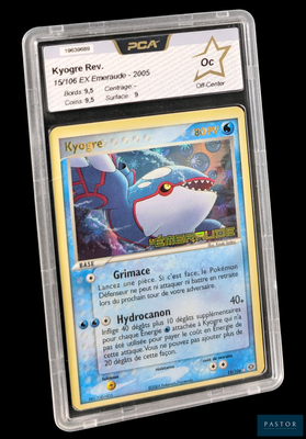 gros plan d'une carte pokemon dans un étui en plastique