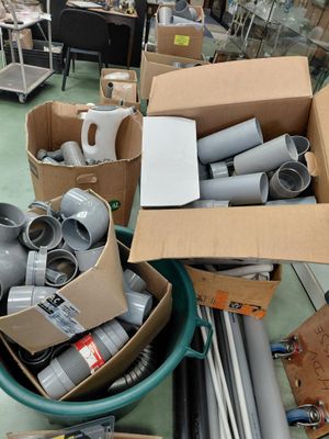 une boîte remplie de différents types de tuyaux et de raccords