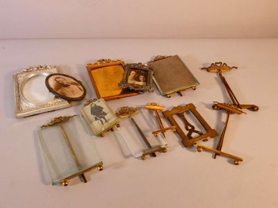 un grand nombre d'objets posés sur une table