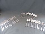 beaucoup de cuillères et de fourchettes en argent sur une table