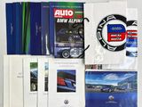 de nombreux livres sur l'automobile exposés sur une table