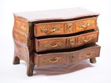 une commode en bois avec un plateau en marbre