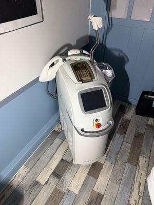 une photo d'une pièce avec des toilettes et une machine