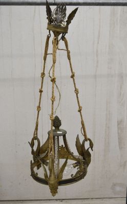 une lampe suspendue au plafond de la pièce