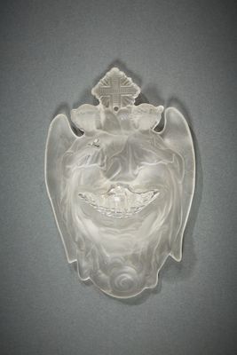 une image représentant un ange en verre sculpté accroché au mur