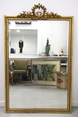 un miroir posé sur le sol d'une pièce