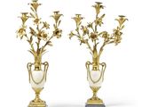 paire de vases anciens en laiton et marbre, ornés de fleurs et de feuilles