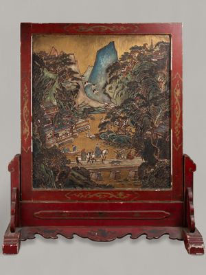 une image représentant un tableau posé sur un socle, au-dessus duquel vole un oiseau