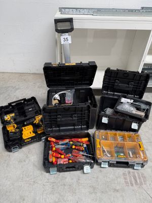 un grand nombre d'outils posés sur le sol