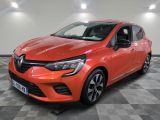 une voiture rouge garée dans un garage au sol en damier