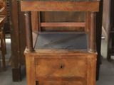 une armoire en bois surmontée d'un miroir