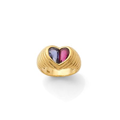 une bague en or sertie d'une tourmaline en forme de cœur