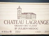 une enseigne en bois sur laquelle on peut lire « Château Lagrance, Grand Cru Classé, Saint-Julien, Médoc »
