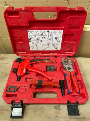 une image représentant une mallette à outils rouge contenant des outils
