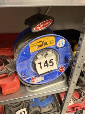 une photo d'une étagère remplie d'outils à vendre
