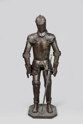 une statue représentant un homme en armure tenant une épée