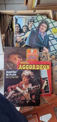 un grand nombre de disques sur une table dans une pièce