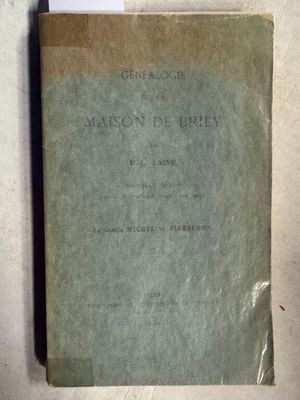 un vieux livre posé sur une table à côté d'une feuille de papier