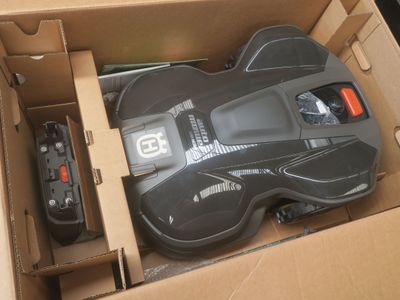 une boîte avec une télécommande à l'intérieur
