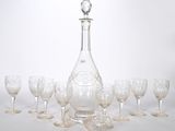 ensemble de carafe en cristal avec verres à vin et une carafe
