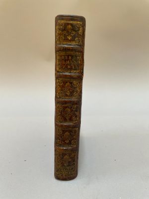 un vieux livre est posé sur une table blanche