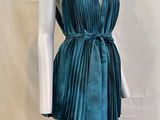 une photo d'un mannequin vêtu d'une robe bleu sarcelle