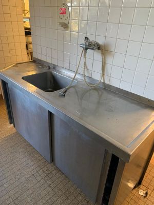 deux éviers dans la cuisine, surmontés d'un robinet