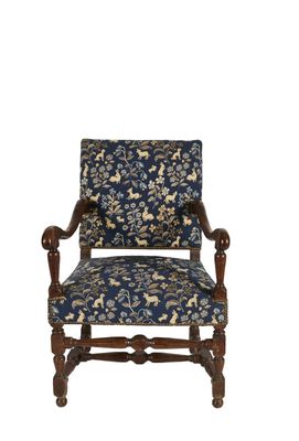 une image représentant une chaise bleue et blanche dont le dossier est recouvert d'un tissu à motifs floraux