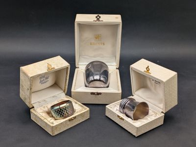 quatre bijoux se trouvent dans une boîte posée sur une table