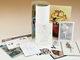 une image représentant un assortiment de cartes et de cartes postales posées sur une table