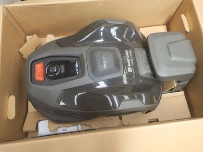 un boîtier avec une télécommande et un boîtier avec une télécommande