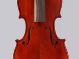 un vieux violon avec un archet accroché à son dos