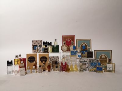 beaucoup de parfums différents sur la table
