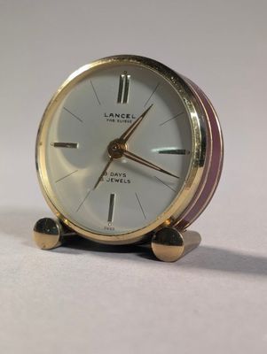 une petite horloge posée sur une table