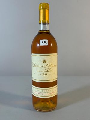 une bouteille de vin posée sur une table