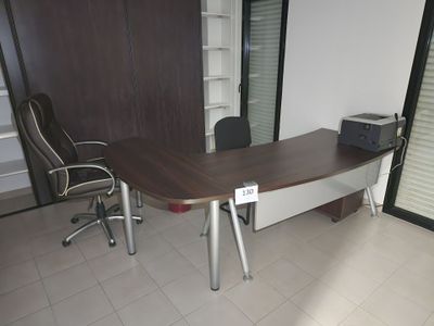un bureau et une chaise dans une pièce dotée d'une porte coulissante en verre