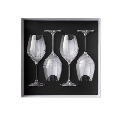trois verres à vin vides dans une boîte noire sur fond blanc