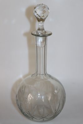 une bouteille en verre transparent munie d'un bouchon en cristal