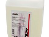 un gros plan d'un gallon de liquide sur fond blanc