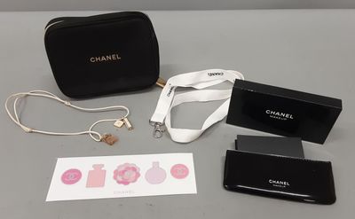 CHANEL. Ensemble d'accessoires de parfums et maquillage comp…