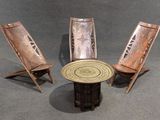 trois chaises et une table posées à même le sol