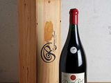 une bouteille de vin posée à côté d'une caisse en bois