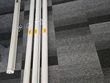 deux personnes debout sur un sol recouvert de moquette, près d'un radiateur