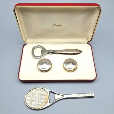 une paire de ciseaux et une paire d'anneaux de manchette dans un étui