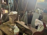 une table en bois sur laquelle sont posés de nombreux objets divers