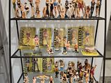 une vitrine sur laquelle sont exposées de nombreuses figurines