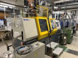 une machine placée au milieu d'une pièce