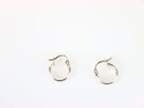 boucles d'oreilles créoles argentées sur fond blanc